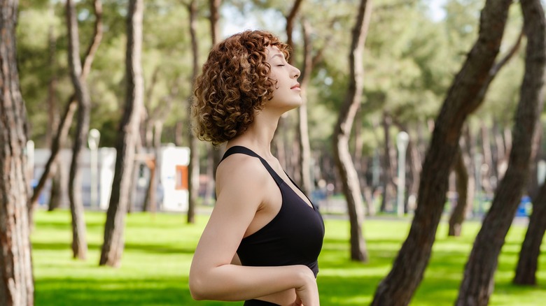 Femme méditant dans la nature