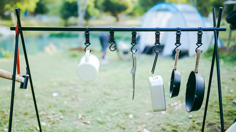 Ustensiles de cuisine de camping suspendus sur un support