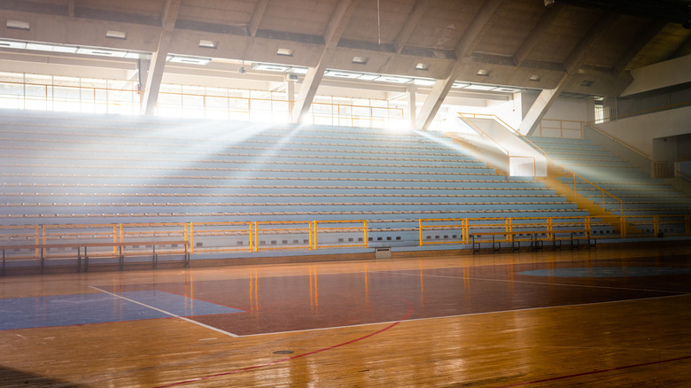 Terrain de basket vide