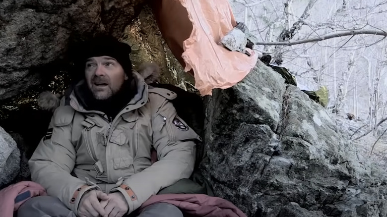 Les Stroud dans un abri sous roche en Norvège