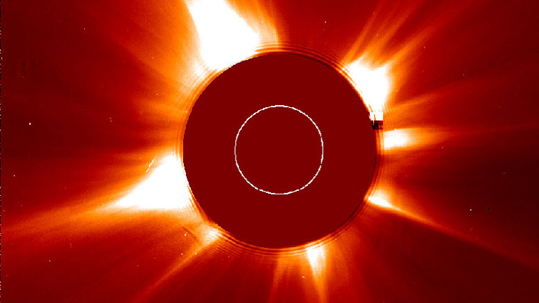 Image de la NASA montrant une éruption solaire explosant à partir du soleil 