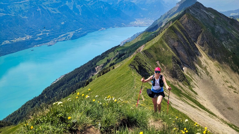 Femme en randonnée sur le Hardergrat 