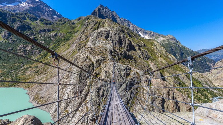 Pont du Trift sur une gorge en Suisse 