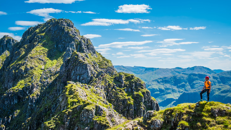 Jeune randonneur sur la crête d'Aonach Eagach, en Écosse