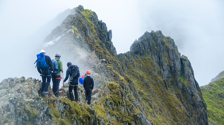 Alpinistes sur Crib Goch au Pays de Galles 