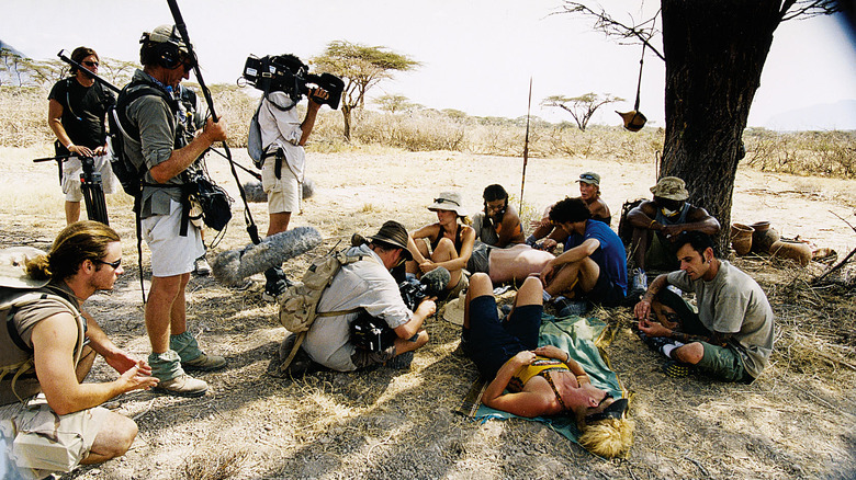 L'équipe de tournage de Survivor avec les membres de la tribu 