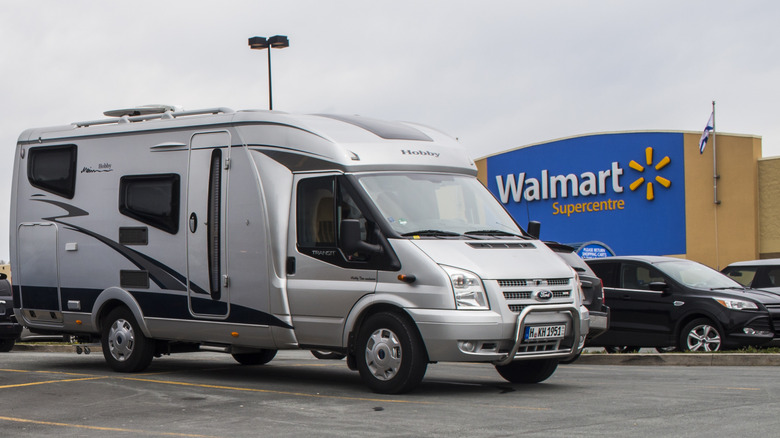 Camping-car stationné chez Walmart