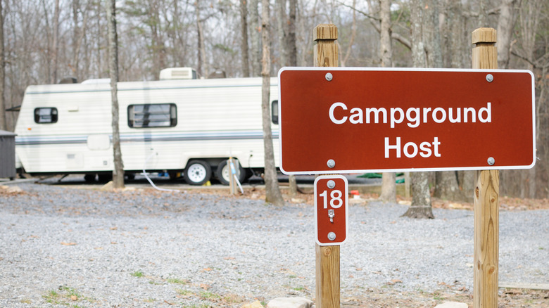 Le camping l'héberge avec une caravane en arrière-plan 