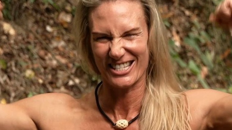 Un candidat de Naked and Afraid fléchit les muscles de ses bras