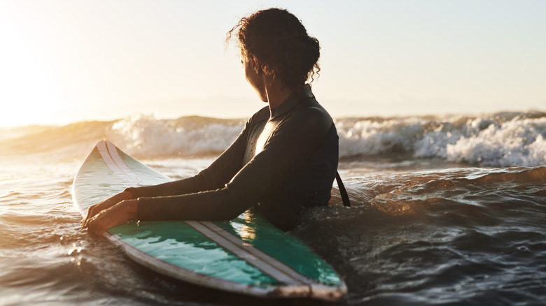 Surfeur debout dans l'eau