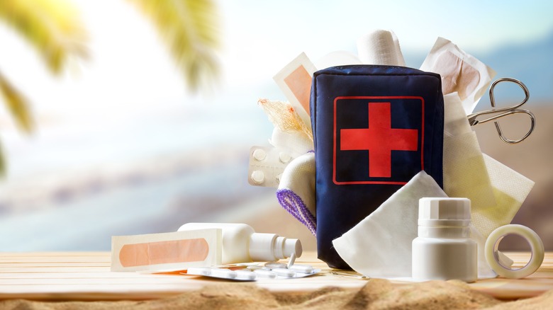 Trousse de premiers secours sur une table à la plage