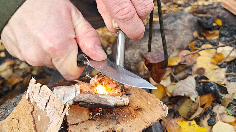 Allumer un feu avec du silex 