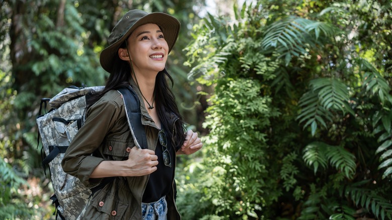 Jeune femme avec un sac à dos