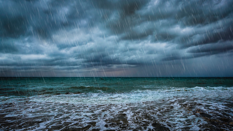 Océan avec nuages ​​d'orage et pluie