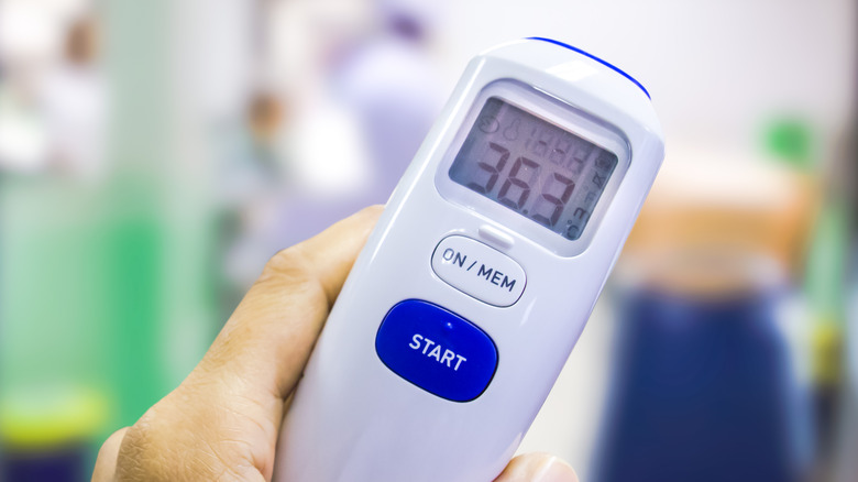 Thermomètre électronique indiquant 36,3 degrés Celsius