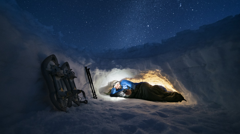 Homme petite grotte neige ciel nocturne