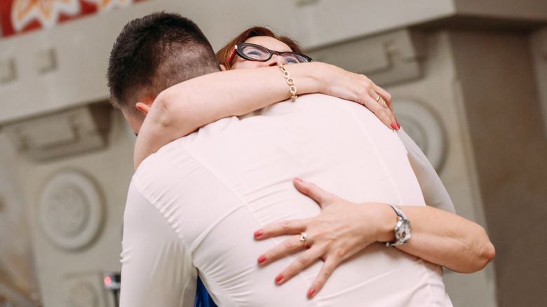 Couple en train de s'embrasser