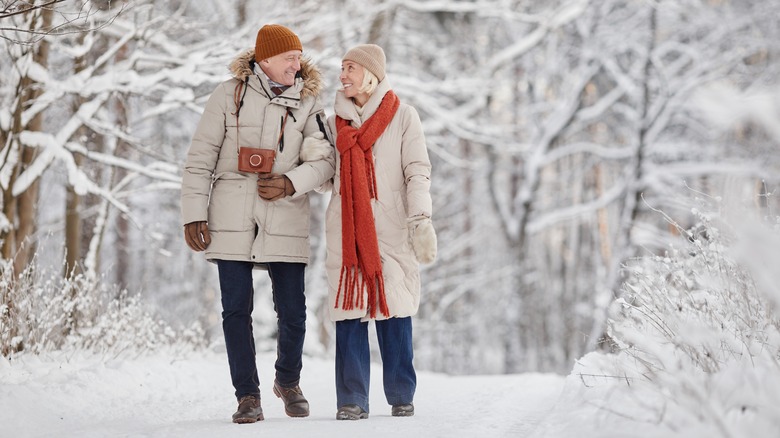  couple habillé chaudement marchant en hiver 