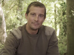 Bear Grylls avec une forêt en arrière-plan