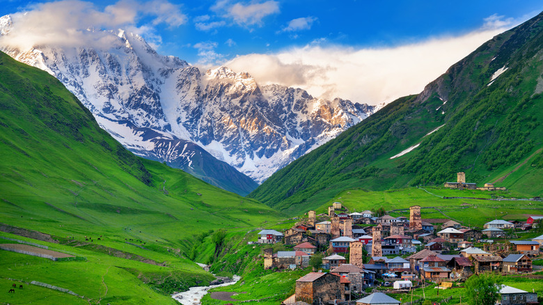 Village dans une vallée sous des montagnes enneigées