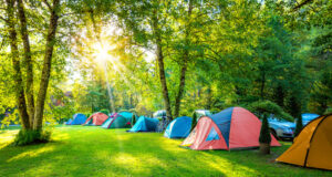 Tentes installées sur un camping 