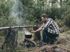 cuisiner sur un feu de camp