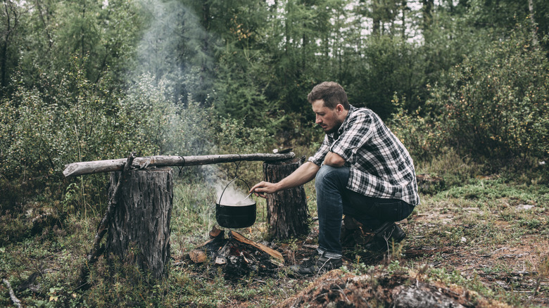 cuisiner sur un feu de camp