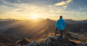 Homme debout sur une colline surplombant les montagnes