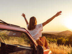 Jeune femme admirant le paysage