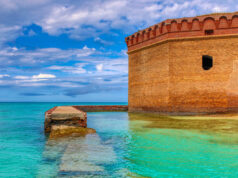 Fort Jefferson entouré d'eau