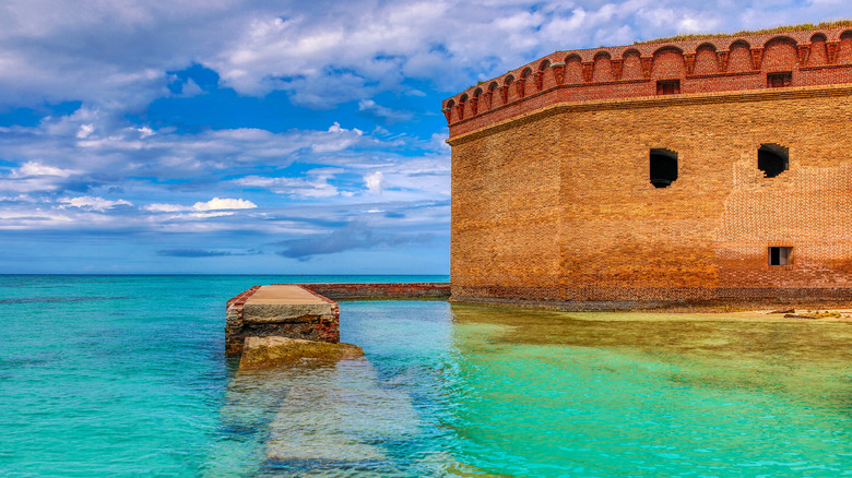 Fort Jefferson entouré d'eau