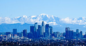 Los Angeles avec le Mont Baldy en arrière-plan