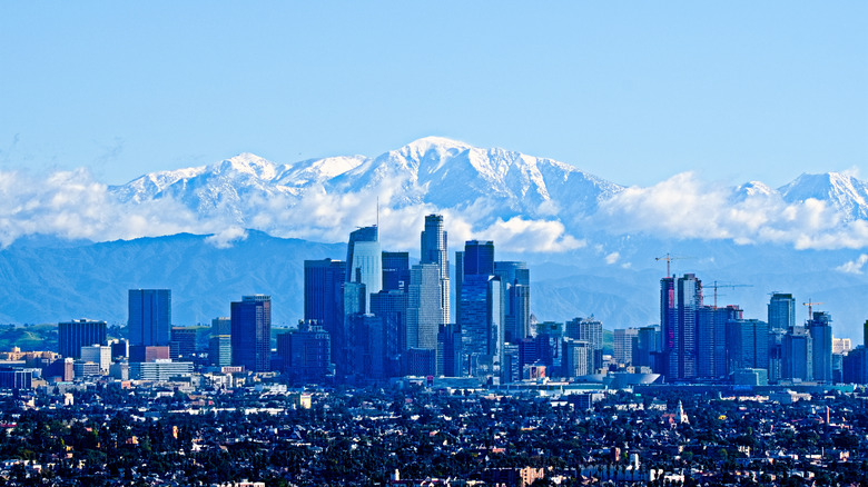 Los Angeles avec le Mont Baldy en arrière-plan