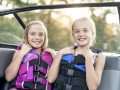 enfants sur un bateau avec gilet de sauvetage