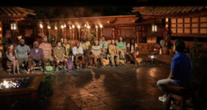 Les candidats de Survivor assis devant Jeff Probst