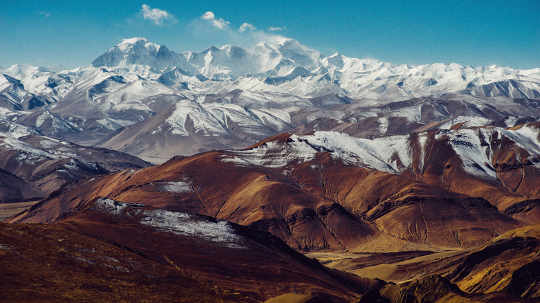 Les montagnes et les contreforts de l'Himalaya. 