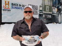 Hugh Rowland pose pour la publicité d'Ice Road Truckers