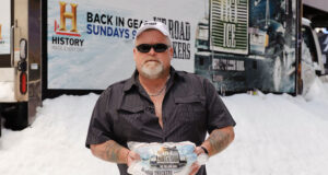 Hugh Rowland pose pour la publicité d'Ice Road Truckers