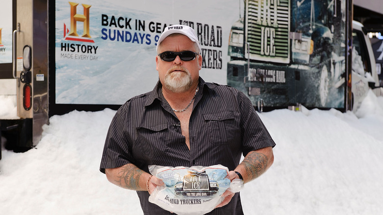 Hugh Rowland pose pour la publicité d'Ice Road Truckers