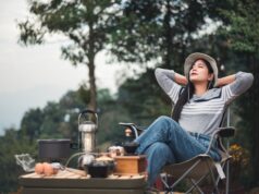 Femme assise à l'extérieur, profitant de la nature