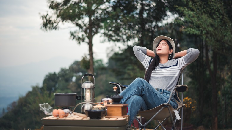 Femme assise à l'extérieur, profitant de la nature