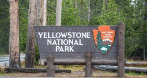 panneau d'entrée du parc national de Yellowstone