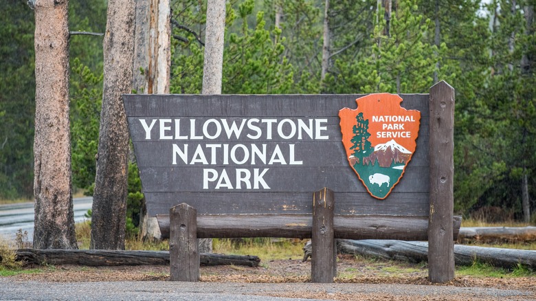 panneau d'entrée du parc national de Yellowstone