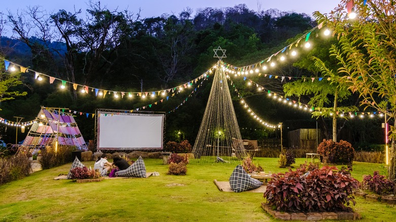 Superbe installation de cinéma en extérieur