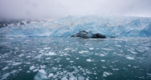 Bateau de pêche emprisonné par la glace