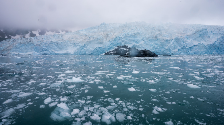 Bateau de pêche emprisonné par la glace