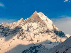 Vue de la montagne Fishtail au lever du soleil