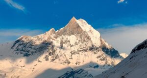 Vue de la montagne Fishtail au lever du soleil