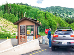 Voiture à l'entrée du parc