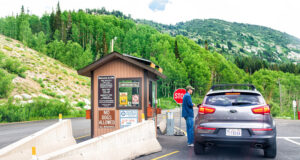 Voiture à l'entrée du parc